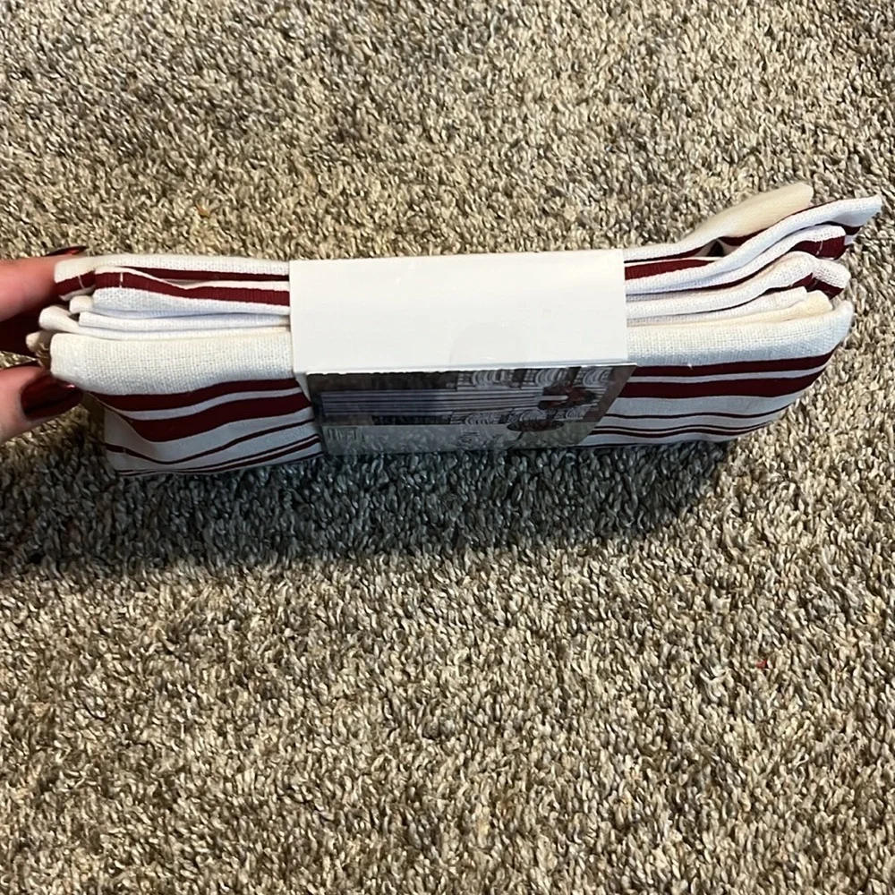 Huntington Home 6 Piece Red & White 100% Cotton Holiday Reusable‎ Napkins NWT
